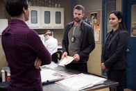 Brooklyn Nine-Nine – (v.li.) Andy Samberg (Jake Peralta), Garret Dillahunt (Dave Majors), Melissa Fumero (Amy Santiago).