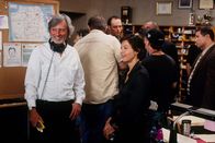 Twisted - Der erste Verdacht – Phillip Kaufmann (l.) und Ashley Judd (3.v.l.) bei den Dreharbeiten zu "Twisted-Der erste Verdacht".