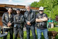 Über Land – Die Rocker sollen alte Leute aus ihrer Schrebergartensiedlung vertreiben und sind zu allem bereit. Von links: Anis Jusovic, Maximilian Allgeier und Komparsen.