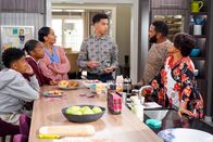 Black-ish – (v.li.): Miles Brown (Jack Johnson), Marsai Martin (Diane Johnson), Tracee Ellis Ross (Rainbow ‚Bow‘ Johnson), Marcus Scribner (Andre ‚Junior‘ Johnson jr.), Anthony Anderson (Andre ‚Dre‘ Johnson), Jenifer Lewis (Ruby).