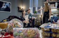 Sturm der Liebe – Als Valentina (Paulina Hobratschk, r.) Paul (Sandro Kirtzel, M.) zum Tanzen auffordert, verliert Romy (Désirée von Delft, l.) endgültig die Lust an der Party.