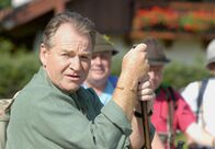 Kurhotel Alpenglück – Der Städter Richard Steiner (Fritz Wepper) genießt die wunderschöne Landschaft.