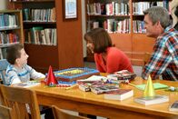 The Middle – Sie haben Brick (Atticus Shaffer, l.) immer die wahre Geschichte seiner Geburt verheimlicht, weil sie ihnen einfach zu peinlich war. Doch nun fordert der Neunjährige Antworten von Frankie (Patricia Heaton, M.) und Mike (Neil Flynn, r.) ...