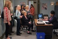 Mom – Allison Janney (Bonnie), Anna Faris (Christy), Mimi Kennedy (Marjorie), Beth Hall (Wendy), Kristen Johnston (Tammy), Jaime Pressly (Jill).