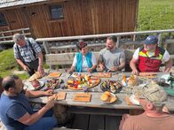 Heimatleuchten – Familie Saupper auf der Egger Alm bei einer Almjause