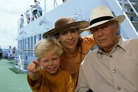 Das Traumschiff – Nach langen Jahren der Trennung ist der Chemieunternehmer Alfred Sander (Günter Pfitzmann, r.) endlich wieder mit seiner Tochter Isabel (Brigitte Karner, M.) und seinem kleinen Enkel Jakob (Sebastian Gülck, l.) vereint.