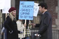How I Met Your Mother – Als Zoey (Jennifer Morrison, l.) herausfindet, dass Ted (Josh Radnor, r.) der Architekt der Vernichtung ist, will sie nichts mehr mit ihm zu tun haben. Ted aber versucht alles um sie nicht zu verlieren ...