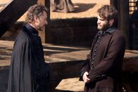 Salem – Hathorne (Jeremy Crutchley, l.) ist nicht der einzige, dem Cottons (Seth Gabel, r.) Rückkehr nach Salem nicht gefällt ...