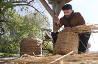 Handwerkskunst! – "Ich will nur das Beste für meine Bienen", sagt Ante Hamersmit. Deshalb flicht er Bienenkörbe aus Roggenstroh und Rattan in handwerklicher Tradition.
