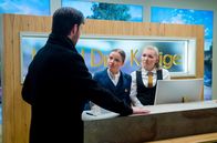 Rote Rosen – Mia (Leonie Beuthner, M.) lässt sich von dem aufgebrachten Philip (Marc Schöttner, l.) nicht einschüchtern. Vor Jolina (Hanna-Marie Hofmann, r.) besteht sie darauf, dass Philip seine Hotelrechnung bezahlt.