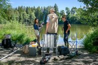 Sturm der Liebe – Valentina (Aylin Ravanyar , l.) kommt auch ohne Anglertipps von Robert (Lorenzo Patané, r.) und Alfons (Sepp Schauer, M.) gut klar.