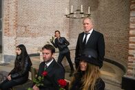 Über Land – Auf einer Beerdigung sehen sie sich zum ersten Mal: Hans Bachleitner (Harald Krassnitzer, hinter, r.) und Frieda Mirko (Maria Simon, hinter, l.).