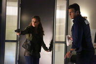 Castle – Kann Richard Castle (Nathan Fillion, r.) die völlig verzweifelte Emma Briggs (Alicia Lagano, l.) zur Vernunft bringen?