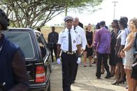 Death in Paradise – Dwayne (Danny John-Jules, M.) zweifelt daran, dass Cedrik eines natürlichen Todes gestorben ist.