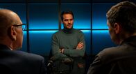 SOKO Stuttgart – Nachdem eine junge Astro-Influencerin getötet aufgefunden wird, rückt Steffen Marten (Marian Kindermann, M.) ins Zentrum der Ermittlungen. Kriminalkommissar Michael Kaiser (Karl Kranzkowski, l.) und Kriminalkommissar Rico Sander (Benjamin Strecker, r.) wollen wissen, warum er den Fund der Leiche anonym bei der Polizei gemeldet hatte. Was versucht er zu verbergen?