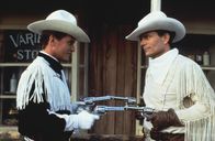 Rhapsodie in Blei – Rex O'Herlihan (Tom Berenger, l.); Bob Barber (Patrick Wayne, r.)