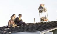 Malcolm mittendrin – Dewey (Erik Per Sullivan, li.), Malcolm (Frankie Muniz, mi.) und Reese (Justin Berfield) bereiten ihren nächsten Streich vor.