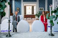 Sturm der Liebe – Ariane (Viola Wedekind, r.) versichert Erik (Sven Waasner, l.), dass sie Robert aus Liebe heiratet.