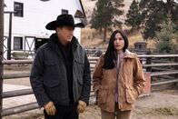 Yellowstone – John Dutton (Kevin Costner) und Monica Dutton (Kelsey Asbille)