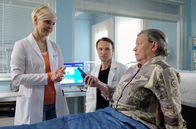 In aller Freundschaft – SENDER: ARD - SENDETITEL: In aller Freundschaft Folge 818 - UNTERTITEL: Schuld und Sünde - CAPTION: ARD/MDR IN ALLER FREUNDSCHAFT FOLGE 818, "Schuld und Sünde" Uhr im ERSTEN..Marlies Böhmer (Ursula Werner, mi.) muss laut Dr. Martin Stein (Bernhard Bettermann, mi.) mit einer Darmerkrankung ein paar Tage in der Sachsenklinik bleiben, doch ihre einzige Sorge gilt ihrem Hund Rudi. Dr. Kathrin Globisch (Andrea Kathrin Loewig, li.) kennt Frau Böhmer aus ihrer Nachbarschaft und bittet sie eindringlich ihren Sohn um Hilfe zu bitten..