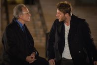 Limitless – Während Brian (Jake McDorman, r.) Boyle und dessem alten Kumpel behilflich ist, verlangt sein Vater (Ron Rifkin, l.), dass er aufhört, für das FBI zu arbeiten ...