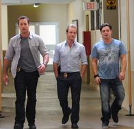 Hawaii Five-0 – L-R: Steve (Alex O'Loughlin), Danny (Scott Caan) und Dannys Neffen Eric (Andrew Lawrence).