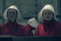The Handmaid's Tale - Der Report der Magd – The Handmaid’s Tale Staffel 2 Folge 7 Verstohlene Unterhaltung: Alexis Bledel als Emily Malek, Elisabeth Moss als June Osborne Copyright: SRF/2018 SRF & MGM Television Entertainment Inc. and Relentless Productions, LLC.
