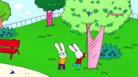 Simon – Mit einem langen Stock versuchen Simon (r.) und Ferdinand (l.) das Spielzeug-Ufo vom Baum zu angeln.