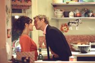 Alfie – Seit langem hat Alfie (Jude Law, r.) eine feste Beziehung zu der gutmütigen Julie (Marisa Tomei, l.). Sie liebt den Playboy über alles, doch der Junggeselle möchte seine persönliche Freiheit unter keinen Umständen verlieren. Deshalb scheut er sich nicht, neben Julie auch unentwegt andere Frauen zu beglücken. Erst als Julie seine sexuellen Eskapaden satt hat und ihn vor die Tür setzt, wird Alfie klar, wie sehr er an ihr hängt ...