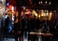 Lucifer – Lässt sich Maze (Lesley-Ann Brandt, l.) für Charlottes (Tricia Helfer, r.) neusten Plan einspannen?