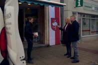 SOKO Wien – Gruppeninspektorin Penny Lanz (Lilian Klebow, M.) und Major Max Herzog (Martin Gruber, r.) wollen mit Niki Forjan (Harry Lampl, l.) über seine Nachricht sprechen, die er Dominik Haller hinterlassen hat.