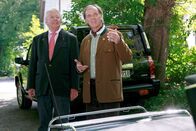 Die Rosenheim-Cops – Noch ahnt Ferdinand Reischl (Wolfgang Fierek, r.) nicht, dass Harry Norden (Dieter Thomas Heck) schon wieder in einen Mordfall verwickelt ist und sogar am Tatort gesehen wurde.