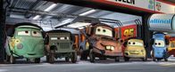 Cars 2 – Lightnings Freunde (v.l.) Fillmore, Sarge, Hook, Luigi und Guido sind zur Stelle, wenn sie gebraucht werden.