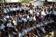 Verrückt nach Meer – Famulantin Viktoria Willeke und Bordarzt "Winnie" Dr. Winfried Koller machen in Nicaragua einen Ausflug mit dem Bücherbus.