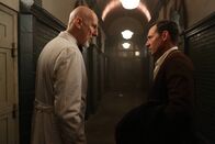 American Horror Story – Jahr 1964: Jim (David Chisum, r.) bedankt sich bei Dr. Arthur Arden (James Cromwell, l.), dass er keine Anzeige erstattet hat, nachdem seine Frau auf ihn geschossen hat ...