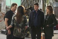 Castle – Um den Mord an Lance Delorca aufzuklären, tauchen Castle (Nathan Fillion, 2.v.r.) und Beckett (Stana Katic, r.) in die Filmwelt ein und stoßen dabei auf Naomi Duvray (Krista Allen, 2.v.l.) und Brock Harmon (Ted McGinley, l.) ...