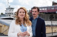 Großstadtrevier – Undercover-Einsatz: Nina Sieveking (Wanda Perdelwitz, l.) hat sich bei "Lonely Hearts" angemeldet und hat schon bald eine Verabredung. Marc Clausen (Hannes Wegener, r.) ist sichtlich angetan von Nina.