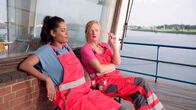 Festmachen – Festmachen (4) - Sunny-Side-Up Malika (Salka Weber) wird langsam warm mit Kollegin Magga (Nina Petri).
