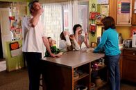 The Middle – Um ihre Familie auf das Event des Jahres, die royale Hochzeit, vorzubereiten, probiert Frankie (Patricia Heaton, r.) alles: Mike (Neil Flynn, l.), Brick (Atticus Shaffer, 2.v.l.), Sue (Eden Sher, 3.v.l.) und Axl (Charlie McDermot, 2.v.l.) sind da wenig begeistert ...