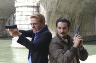 Kommissar Rex – Kommissar Lorenzo Fabbri (Kaspar Capparoni, li.) und Inspektor Giandomenico Morini (Fabio Ferri, re.) stellen eine mutmaßliche Doppelmörderin.
