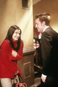 Friends – Monica (Courteney Cox, l.) war an ihrem dreißigsten Geburtstag sturzbetrunken, was besonders peinlich war. Chandler (Matthew Perry, r.) hat sie auf dem Flur aufgegabelt.