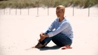 Inselreportagen mit Judith Rakers – Judith entspannt am Strand.