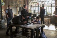Scorpion – Ein neuer Fall wartet auf Sylvester (Ari Stidham, l.), Toby (Eddie Kaye Thomas, 2.v.l.), Cabe (Robert Patrick, 3.vl.), Paige (Katharine McPhee, 2.v.r.) und Walter (Elyes Gabel, r.). Unterdessen sucht Ralph (Riley B. Smith, 3.v.r.) nach einem Weg, die Aufmerksamkeit von Patty auf sich zu ziehen.