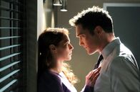 The Mentalist – Special Agent Hightower stellt die Agents Rigsby (Owain Yeoman, r.) und van Pelt (Amanda Righetti, l.) vor die Wahl, entweder deren sexuelle Beziehung miteinander zu beenden, oder über eine Versetzung eines der Agents nachzudenken ...