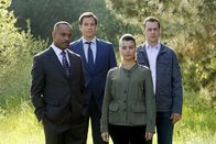 Navy CIS – Die internationale Menschenjagd nach Eli Davids Mörder wird zu einer Hexenjagd gegen Gibbs und sein Team: Tony (Michael Weatherly, 2.v.l.), Ziva (Cote de Pablo, 2.v.r.), McGee (Sean Murray, r.) und Vance (Rocky Carroll, l.) ...