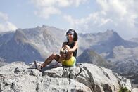 Bergwelten – Trail- und Skyrunnerin Claudia Rosegger unterwegs zum Gipfel des Großen Hundstod.