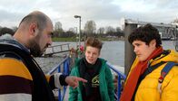 Die Pfefferkörner – ARD/NDR DIE PFEFFERKÖRNER FOLGE 132, "Notendruck" Uhr im ERSTEN. Erol (Özgür Karadeniz, links) will von seinem Sohn Anton (Danilo Kamber, rechts) wissen, woher er Niklas (Jaden Dreier) eigentlich kennt.