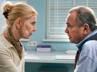 In aller Freundschaft – Prof. Simoni (Dieter Bellmann) hat seine Beschwerden vor Oberschwester Ingrid (Jutta Kammann) geheim gehalten. Erst als die Lähmung auf sein Bein übergreift, offenbart er sich.