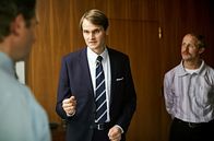Wackersdorf – Landrat Hans Schuierer (Johannes Zeiler, li.) bekommt Besuch vom Industrievertreter Karlheinz Billinger (Fabian Hinrichs, Mi.).