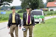 Maria Mafiosi – Maria (Lisa Maria Potthoff) und Kollege Michi (Matthias Ransberger) erwarten die Braut auf ihre Art.